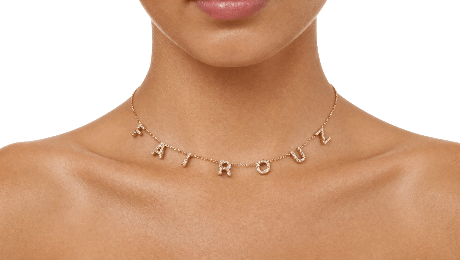 Le même buste portant un collier prénom Named